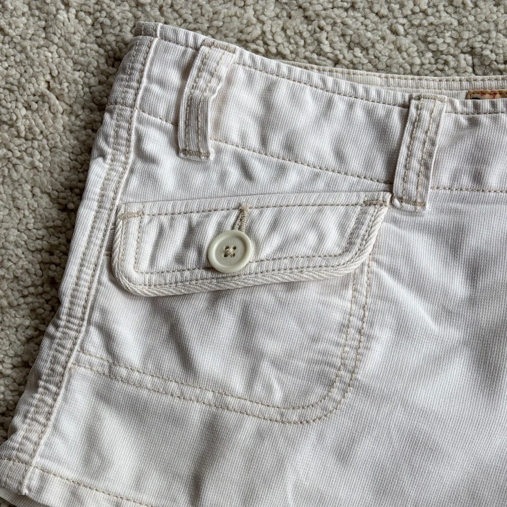 Vintage Hollister Women's Cream Cargo Shorts - Picture 4 of 12